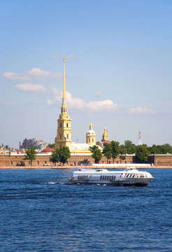 彼得保罗要塞在涅瓦河与旅游船。圣彼得堡；俄罗斯