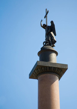 天使对alecxander柱附近的修道院前的雕像。圣彼得堡；俄罗斯