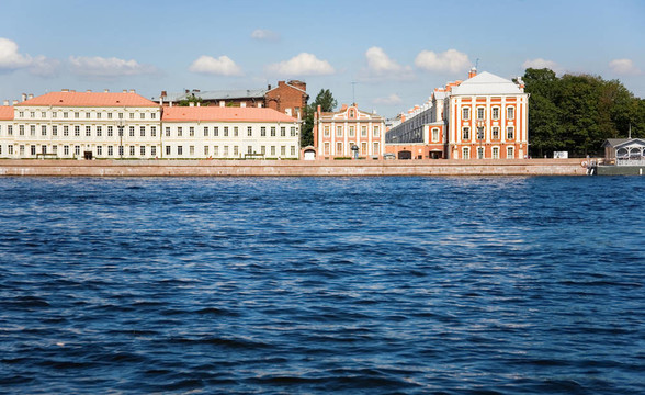 圣彼得堡州立大学在Neva的主要建筑。圣彼得堡；俄罗斯