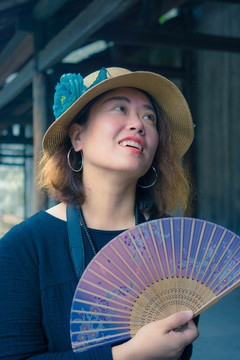 拿扇子的東方女性