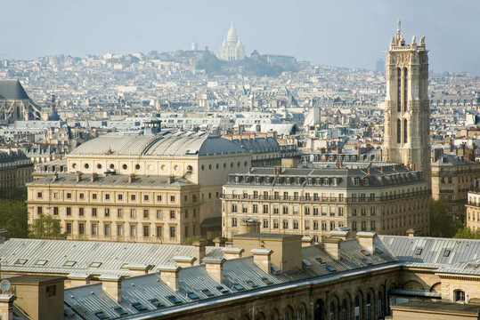 從巴黎圣母院鳥瞰巴黎。Saint Jacques Tower和Sacre Coeur大教堂