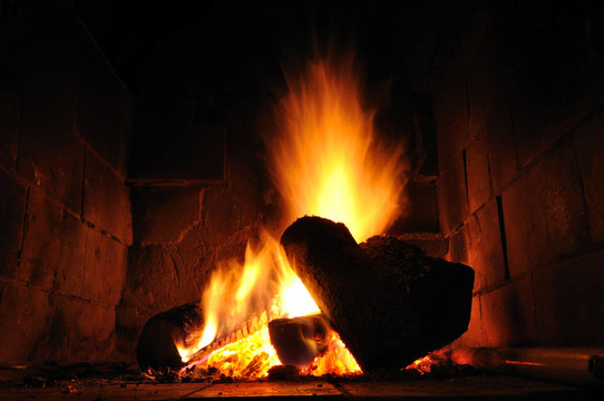 壁爐里的火了
