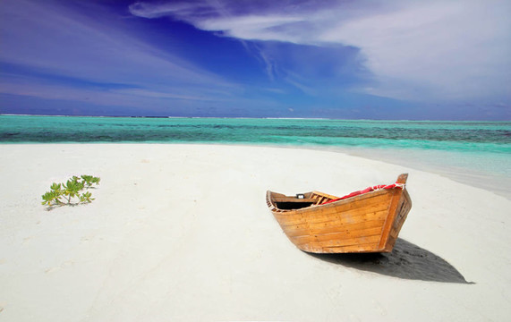 在空海灘上的船