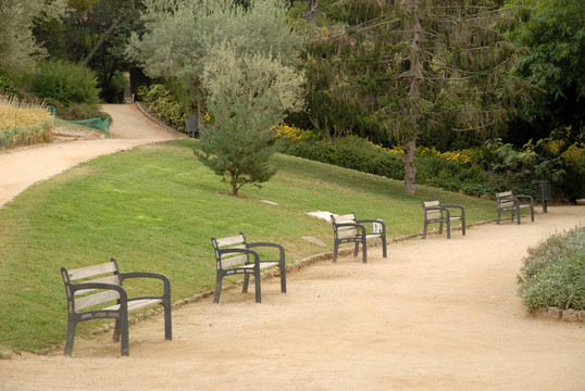 奎爾公園的空板凳；巴塞羅那西班牙