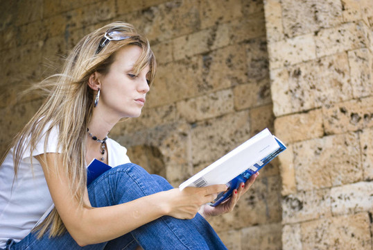 美麗的年輕女人讀書