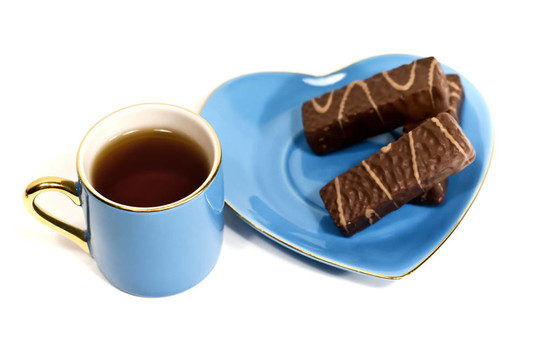 茶杯和白色背景的糖果碟