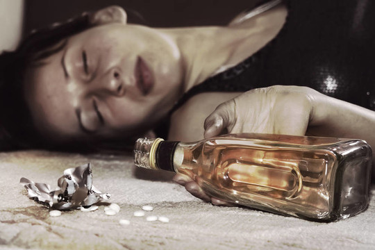 死于藥丸和酒精