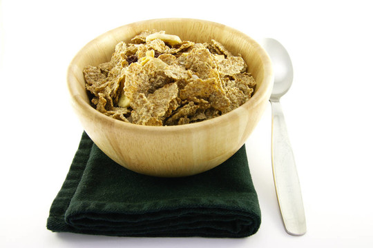麥麩中的木雕碗