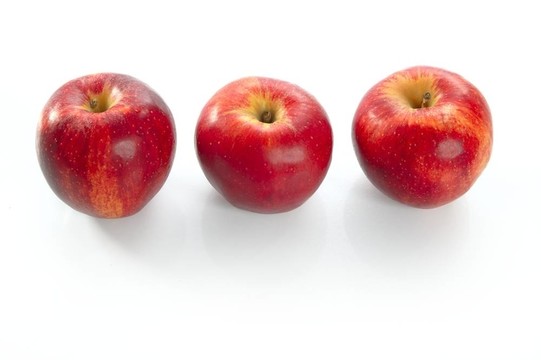 三個(gè)紅蘋(píng)果排成一排