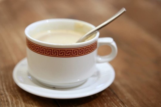 乳白色的柚木咖啡杯