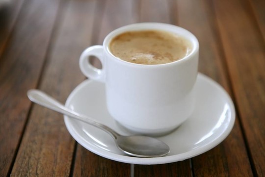 乳白色的柚木咖啡杯