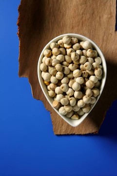 鷹嘴豆還散布在藍(lán)色的背景