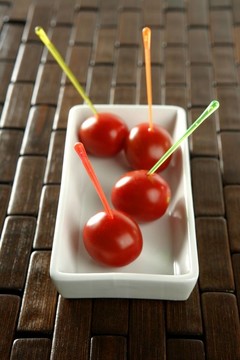 番茄點(diǎn)心和彩色棒