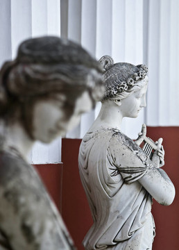 古希臘雕像一樣的女人女神站在阿喀琉斯宮宮；Corfu；希臘