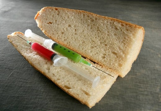 面包三明治里的兩個(gè)注射器