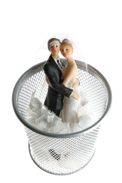 結(jié)婚公仔紙上的垃圾