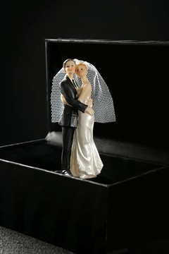 結(jié)婚夫婦雕像在一個黑盒子