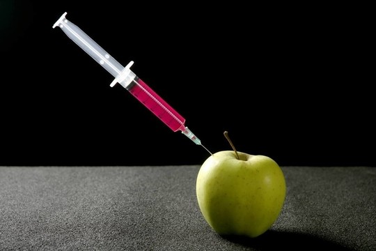 用注射器操作蘋果