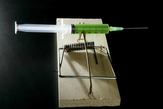 鼠標(biāo)陷阱上的彩色注射器