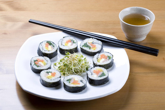 韓國壽司和茶板。