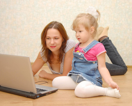 母親和Daughter Using Laptop