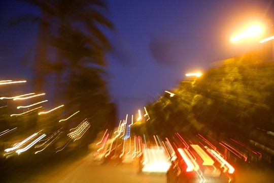 抽象模糊城市夜景燈；藍天