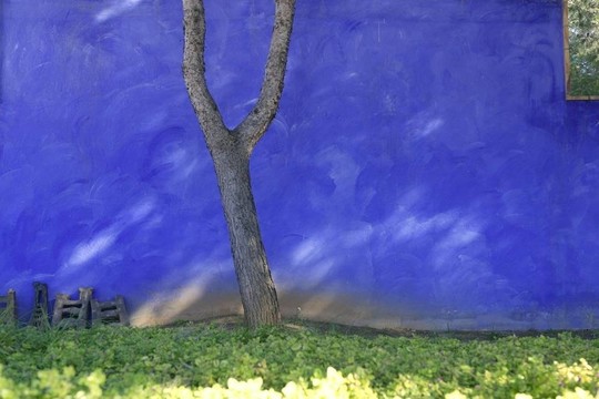 蹩腳的藍(lán)色地中海花園墻上的影子