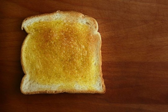 美味面包吐司和橄欖油