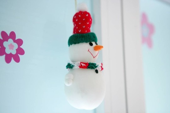 掛在白窗上的雪人
