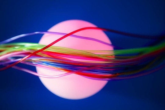 發(fā)光的球體與彩色電線這樣有線通信