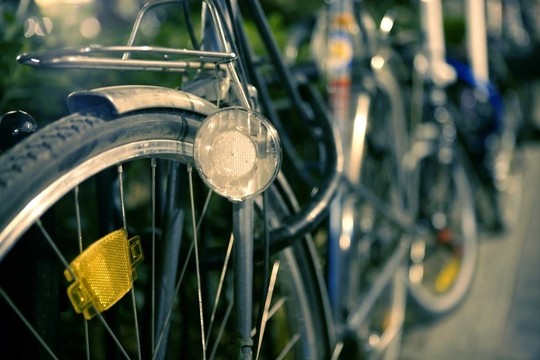 夜間自行車復(fù)古形象；選擇性聚焦