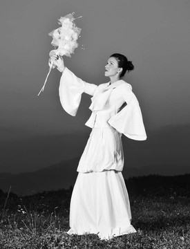 美麗的新娘在婚禮ceremny戶外