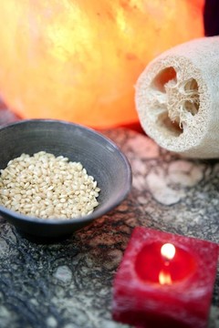 芳香療法；紅蠟燭；海洋天然海綿和碗米飯
