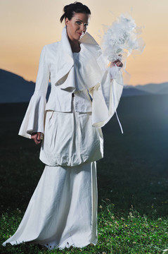 美麗的新娘在婚禮ceremny戶外