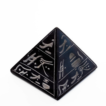 白色背景上的黑金字塔