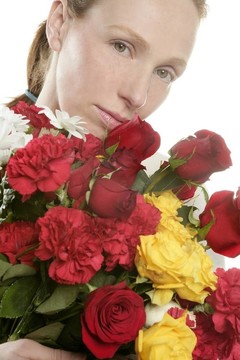 美麗的女人捧著花束