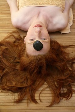 紅發(fā)女人黑色結石的治療