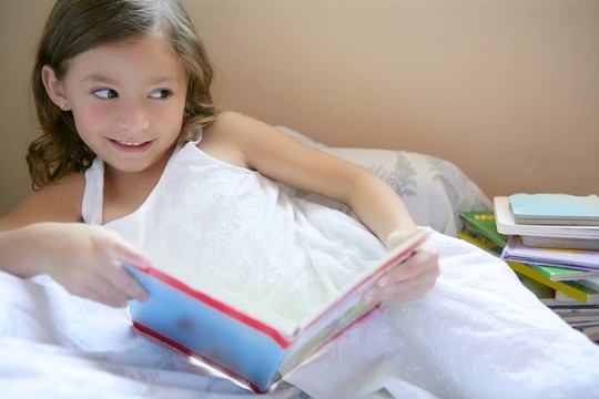 美麗的小女孩讀一本書