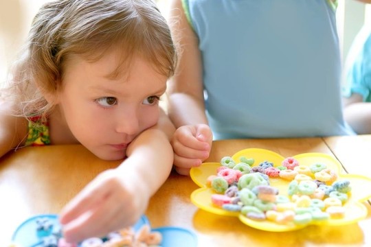 兩個小妹妹在一起吃飯