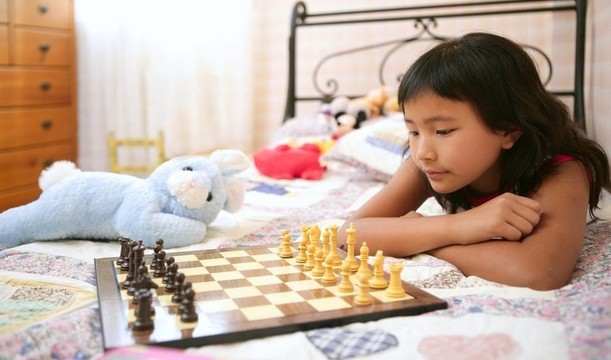 亞洲小女孩與泰迪兔下棋