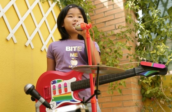 現(xiàn)場演唱會小女孩在家玩