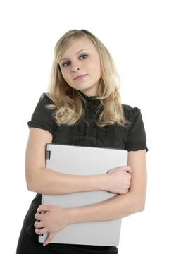 金發(fā)女商人拿著筆記本電腦