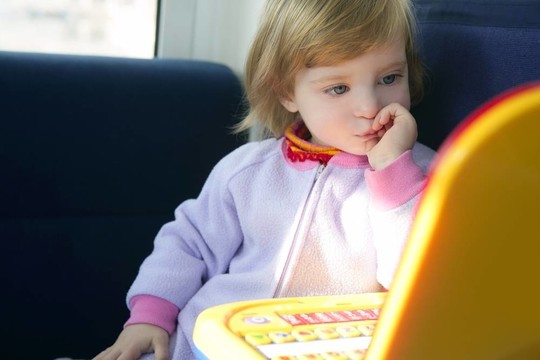 漂亮的幼兒玩具電腦小女孩
