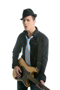 年輕性感的男吉他手；領(lǐng)帶和黑色帽子