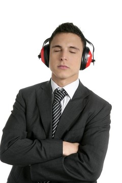 保護噪音的年輕商人