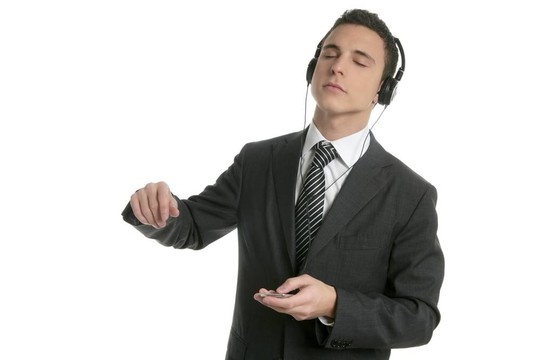 英俊的商人跳舞聽音樂