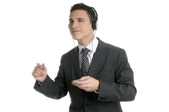英俊的商人跳舞聽音樂
