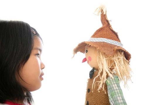 亞洲女孩尋找她的稻草人玩具