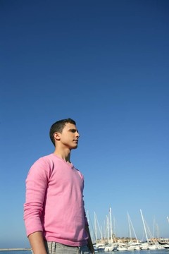 英俊的年輕人在夏天的港灣里