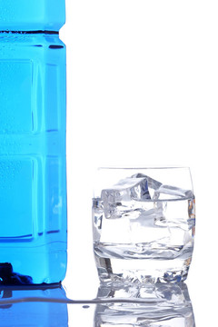 帶有水滴的礦泉水瓶和玻璃